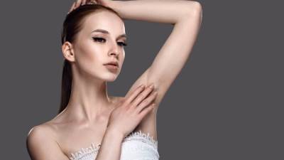 أفضل طرق تفتيح منطقة تحت الإبط واستعادة إشراقها