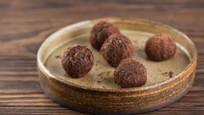 طريقة عمل كرات البسكويت بالشيكولاتة