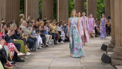 ألوان صيفية مشرقة في عرض أزياء مارك كين