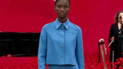 مجموعة من الفساتين باللون الأزرق من أشهر دور الأزياء العالمية