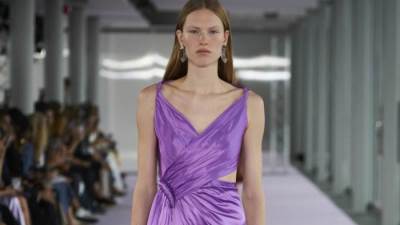 فساتين سهرة باللون البنفسجي من دور الأزياء العالمية