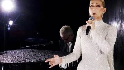 سيلين ديون تتألق بالأبيض في افتتاح أولمبياد باريس 2024