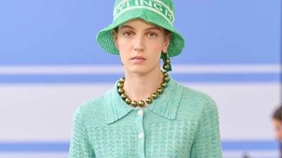 إطلالات وإكسسوارات باللون الأخضر من دور الأزياء العالمية