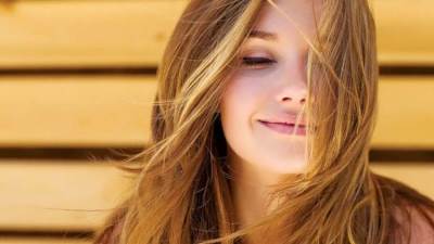 كيف تتخلصين من مشكلة تعرق الشعر في فصل الصيف؟