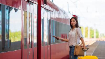 تصرفات مزعجة قد تفسد رحلتك بالقطار.. تجنبيها