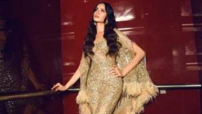 آمال ماهر بجمبسوت ذهبي مطرز بكريستالات سوارفسكي وريش النعام في حفلها بقرطاج