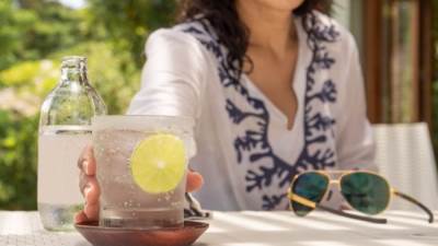 ما هو الوقت المناسب لشرب ماء الليمون.. قبل الوجبة أم بعدها؟