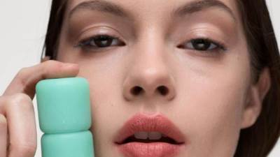 رحبي بالتجدد مع أحمر ومرطب الشفاه VELVET BLUR  من SIMIHAZE BEAUTY