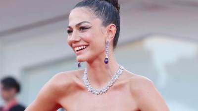 نجمات العالم يتألقن على السجادة الحمراء خلال مهرجان فينيسيا بنسخته الـ 81