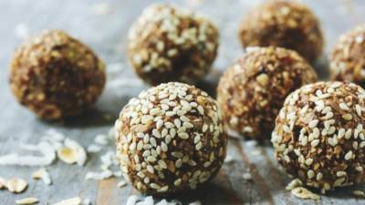 طريقة عمل كرات التمر بالطحينية