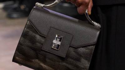 موديلات حقائب يد مربعة وعصرية من دور الأزياء العالمية