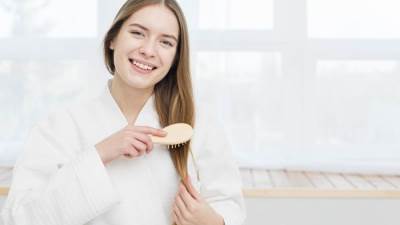 الفرشاة الخشبية أم البلاستيكية.. أيهما أفضل لشعرك ولماذا؟