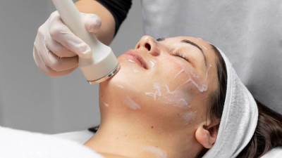 أنواع تقشير الوجه ونصائح لاختيار ما يناسبك
