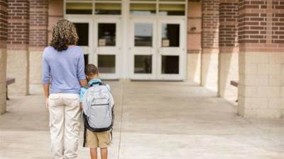 5 طرق للتعامل مع خوف طفلِك من المدرسة