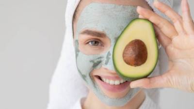 ماسكات طبيعية من الأفوكادو لبشرة نضرة تليق بكِ