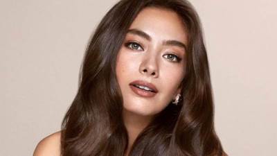 نسليهان أتاغول بإطلالة ساحرة تحت سفح أهرامات الجيزة