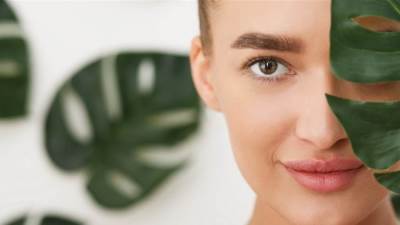 للحفاظ على شباب بشرتِك.. 5 مشروبات تناوليها يوميًا