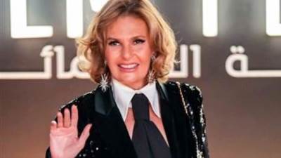 يسرا تتألق ببدلة لامعة دون قميص في مهرجان الجونة