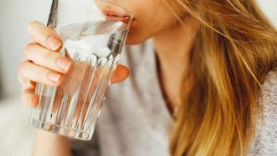 شرب الماء الدافئ على الريق ينقص الوزن.. حقيقة أم خرافة؟