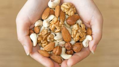3 أنواع من المكسرات تساعد في فقدان الوزن