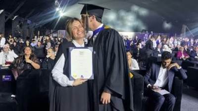  هنا شيحة تحتفل بتخرج ابنها من الجامعة في إنجلترا.. صور