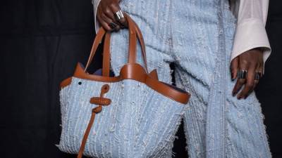 باقة من حقائب الدنيم العصرية موضة صيف 2025 من أشهر الدور العالمية