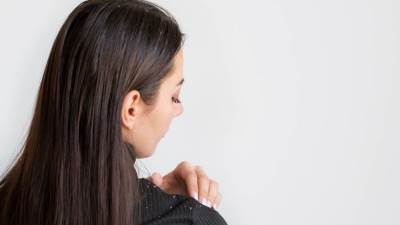 أسباب ظهور قشرة الرأس.. ونصائح للوقاية