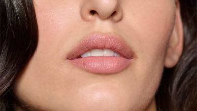 طرق طبيعية لتوريد الشفاه ونعومة مثالية