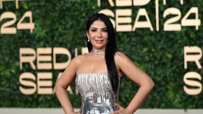 منى زكي توجه رسالة خاصة لزوجها أحمد حلمي أثناء تكريمها في مهرجان البحر الأحمر السينمائي