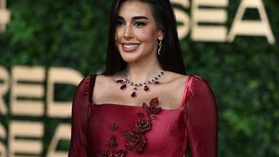 ياسمين صبري تتألق بطقم فاخر من الألماس والروبي الأحمر في افتتاح مهرجان البحر الأحمر السينمائي