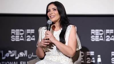 منى زكي بإطلالة بسيطة في ندوتها التكريمية في مهرجان البحر الأحمر