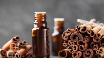 فوائد زيت القرفة لتحسين مظهر وتوهج البشرة