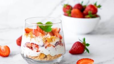 طريقة عمل ترايفل الكاسترد والفواكه