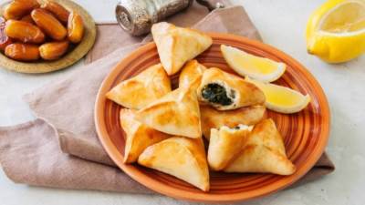 طريقة عمل فطائر السبانخ بالزيتون