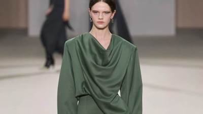 أحدث موديلات الفساتين الميدي من دور الأزياء العالمية لخريف وشتاء 2024 - 2025