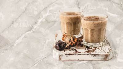 طريقة عمل مخفوق التمر باللوز مع القرفة