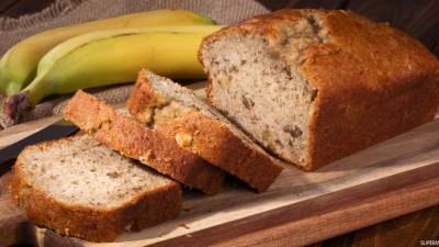 طريقة عمل خبز الموز مع التمر والمكسرات