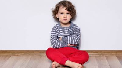 طرق للتعامل مع الطفل المتذمر بحكمة وهدوء