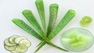 جربي قناع الخيار وجل الصبار لترطيب البشرة الجافة