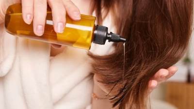 أفضل أنواع الزيوت الطبيعية والسيروم للشعر
