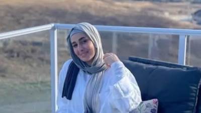 حلا شيحة ترتدي الحجاب مجدداً.. وتستقر مع أبنائها في كندا