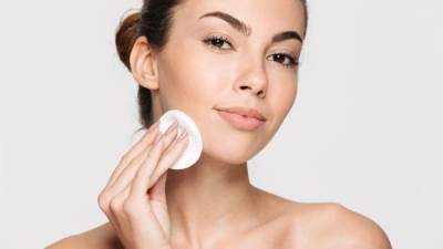 طرق طبيعية لإزالة المكياج لبشرة نضرة نظيفة