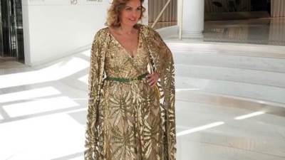 يسرا تتألق بفستان لامع في مهرجان كان من تصميم إيلي صعب