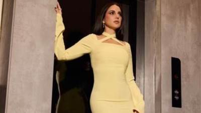 درة تتألق بفستان أصفر طويل من Philosophy