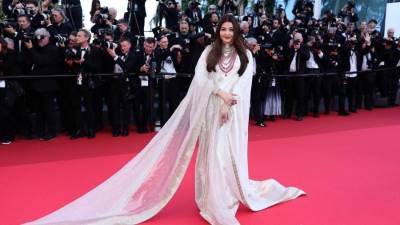 آيشواريا راي تتألق بالساري الهندي في مهرجان كان