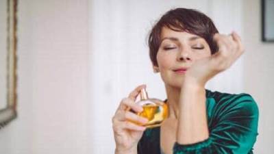 خطوات بسيطة تحافظ على رائحة عطرك طوال اليوم 