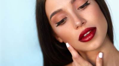 كيف تختارين درجة لون أحمر الشفاه المناسب للون بشرتك؟