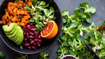 قائمة بأطعمة غنية بالفيتامينات والألياف لإنقاص الوزن