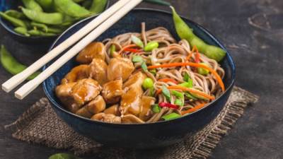 طريقة عمل نودلز بالدجاج والخضار على الطريقة الآسيوية