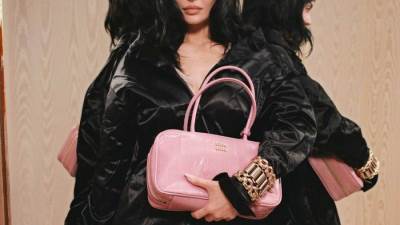 مجموعة أزياء MIU MIU لخريف وشتاء 2025.. تصاميم أنثوية مبتكرة